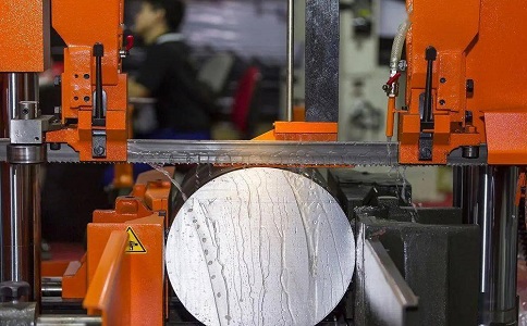 始兴立式金属带锯床切削出现跑带故障解决方法！